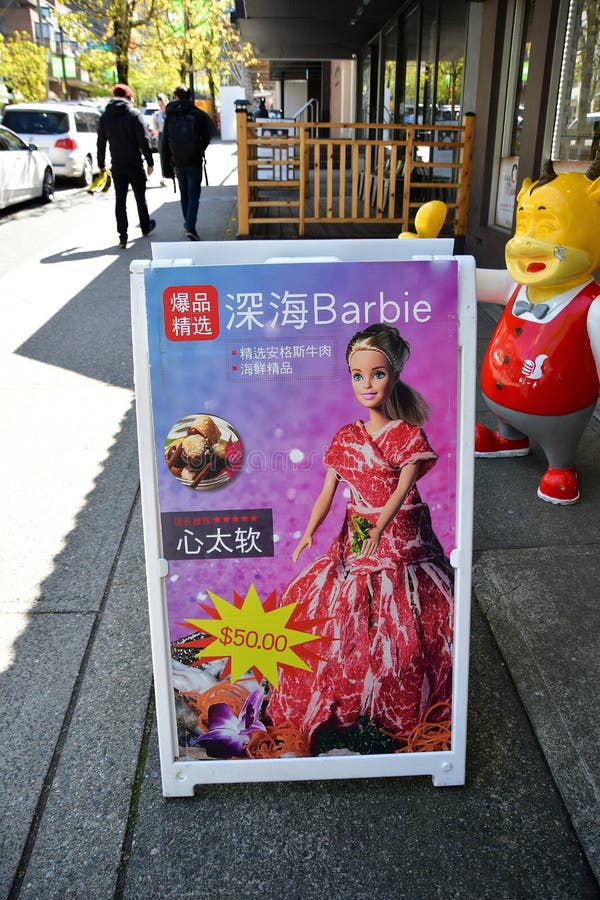Глубокое море Barbie  Barbie Выглядит как Barbie кукла была создана программу-оболочку с тонким отрезанным мясом говядины стоковые фото Глубокое море Barbie  Barbie Выглядит как Barbie кукла была создана программу-оболочку с тонким отрезанным мясом говядины стоковые фото